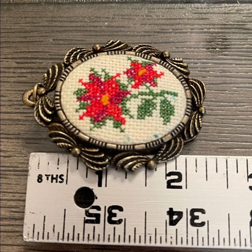 Vintage Creative Circle Counted Cross Stitch # 2266 Poinsettias Brooch 1982
